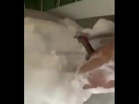 Sofia Rabello se pajea en un baño de burbujas XVIDEOS