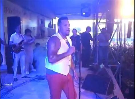 Watch Nolberto, Lead Singer Of Alkalá, Get Electrocuted On Stage During