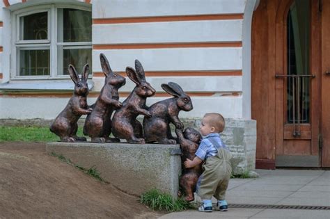 Ember Aki Tudja Hogyan Kell P Zolni A Szobrokkal