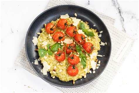 Groene Pesto Risotto Met Gegrilde Tomaten Recept De Kokende Zussen