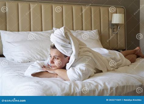 Mooie Blonde Vrouw Ligt Thuis Op Een Bed Of In Een Hotelkamer Na Een Douche Stock Afbeelding
