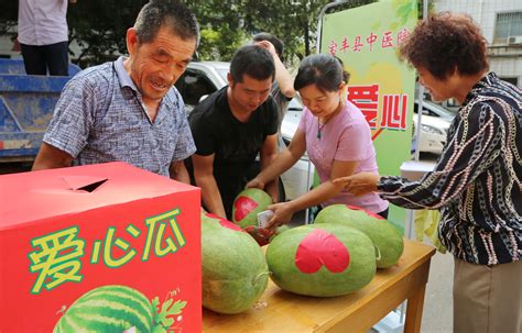 河南宝丰 情暖瓜农让瓜农早点回家