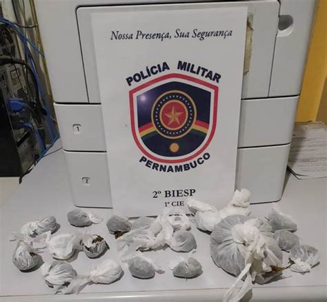 Pol Cia Apreende Mais De Gramas De Maconha No Bairro Vila Vit Ria