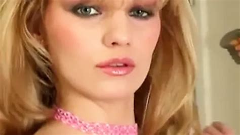 Sexy Milf Zonder Slipje In Laarzen En Kousen Is Auto Aan Het Poetsen In De Garage Geen Slipje