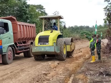 Pengerasan Jalan Penghubung Dua Alat Berat Diterjunkan Daily News