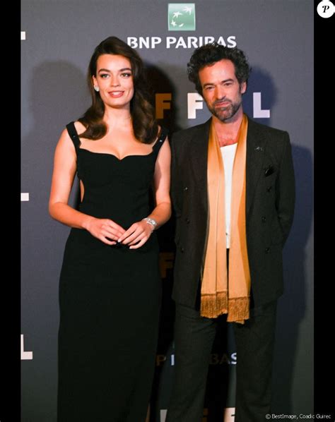 Romain Duris face à Emma Mackey transformée la star de Sex Education plus glamour que jamais