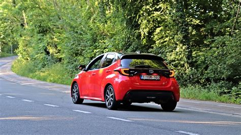 La Citadine Parfaite Essai Toyota Yaris Hybride Youtube