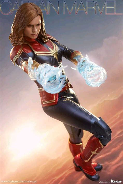 Hot Toys Captain Marvel Action Figure Figround