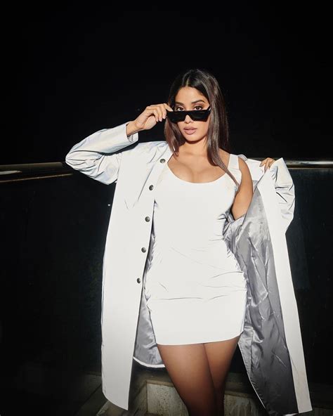 Janhavi kapoor latest hot photos goes viral on internet Janhavi kapoor ಕಗಗತತಲನ ಬಳಕನ