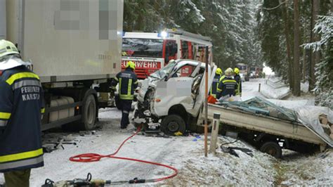 Klein Lkw Lenker Bei Kollision Verletzt Oe24 At