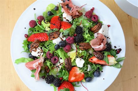 Salat mit Beeren Nüssen Ziegenkäse pfefferhonig