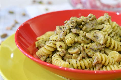 Pasta Con Salsiccia Funghi E Pesto Di Pistacchi Tuorlo Rosso