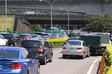 【清明連假day1】多處「紫爆」原因曝光 全日交通量估可達124百萬車公里逼近歷史最高 上報 焦點