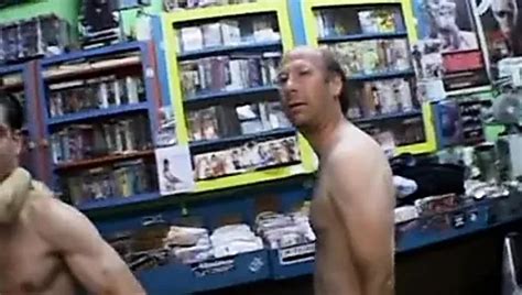 Mąż ogląda żonę w sex shopie z przypadkowymi nieznajomymi xHamster