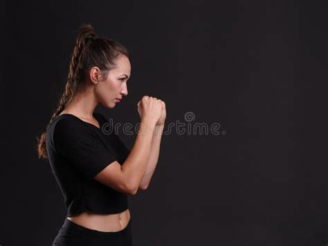 Boxeador De Sexo Femenino Que Presenta En Fondo Negro Concepto Del