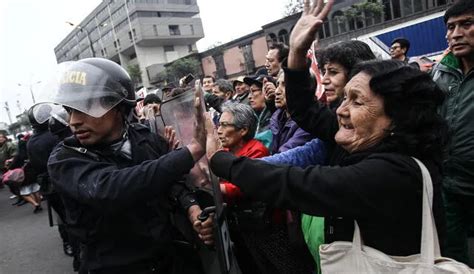 Ex Trabajadores Despedidos Del Gobierno De Fujimori Protestan En Los