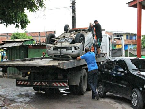 G1 Motorista confunde marcha e cai carro dentro de igarapé em