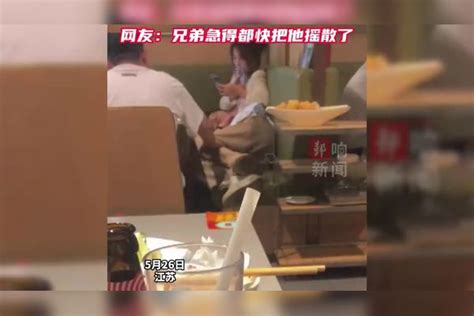 男生喝醉了躺女友怀里，女生翻男友手机，兄弟急得快把他摇散了