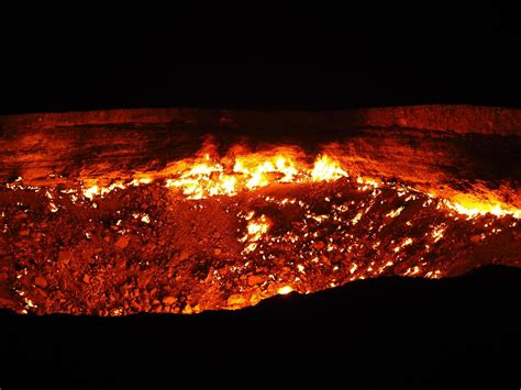 Exploring the Darvaza Crater - The gateway to hell - A bear and a pig