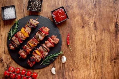 Brochetas De Carne Con Verduras A La Parrilla Sobre Un Fondo R Stico