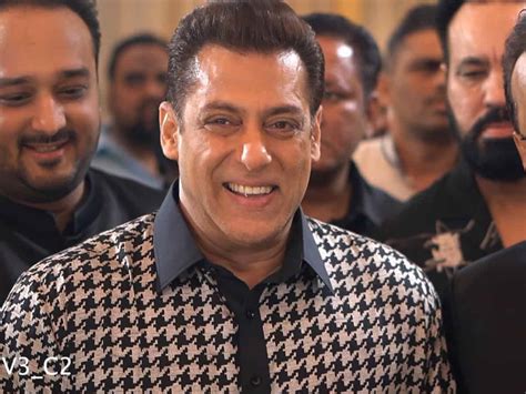 Salman Khan wishes 'Eid Mubarak' to fans, watch viral video