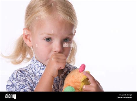 Petite Fille Blonde Avec Son Pouce Dans Sa Bouche Et Son Doudou Photo Stock Alamy