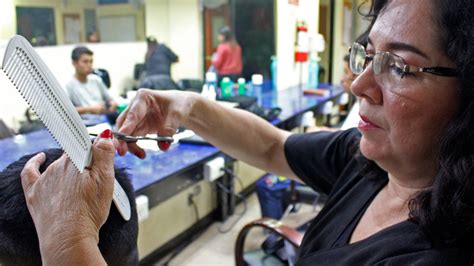 Diplomado En Barber A Estudiantes Aprenden T Cnicas Modernas De Corte