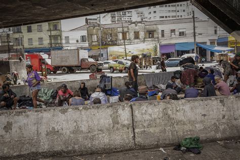 Usuários de droga voltam a se espalhar pela área central de SP - 14/05 ...
