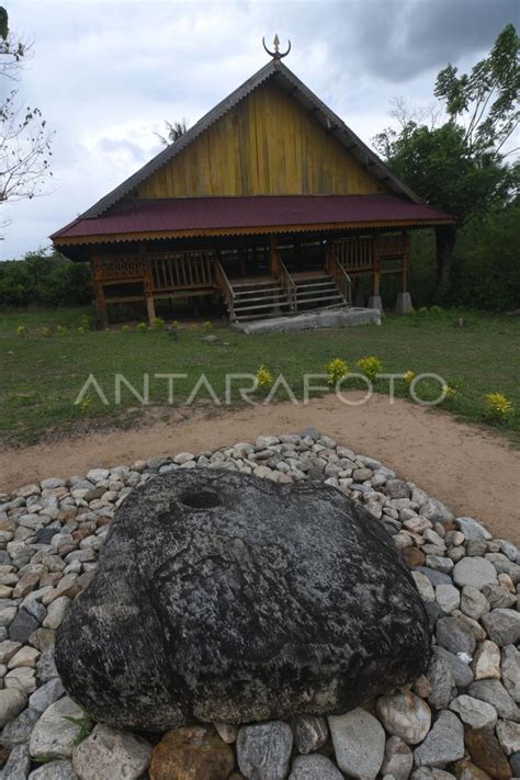 LUMPANG BATU DI SITUS CAGAR BUDAYA LORU ANTARA Foto