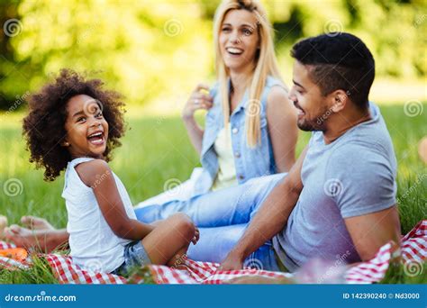 Familia Feliz Que Tiene Tiempo De La Diversi N En Comida Campestre Foto