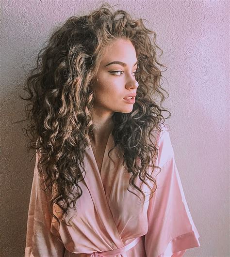 Pin by ↞ 𝚈𝚎𝚜𝚎𝚗𝚒𝚊 𝚂𝚊𝚗𝚌𝚑𝚎? on lioness. | Layered curly hair, Long layered ...