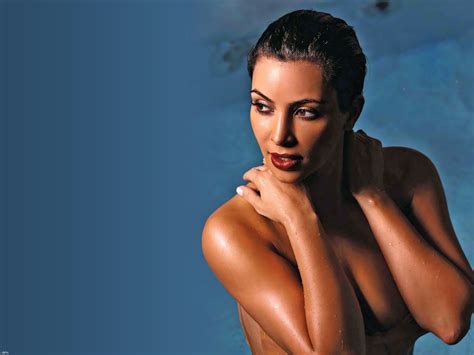 Curvaceous Kim Kardashian Shows Off Her Big Tits Photos