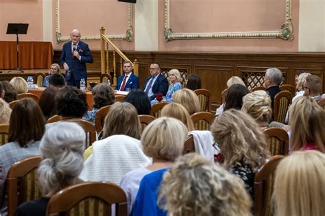 Dyrektorzy Naradzali Si Przed Nowym Rokiem Szkolnym Poza Toru