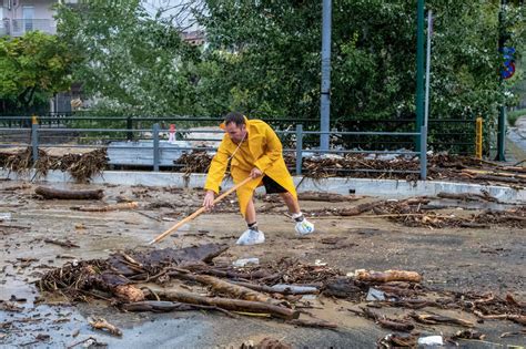 Wielka powódź w Grecji Woda zabija ludzi i niszczy całe miejscowości