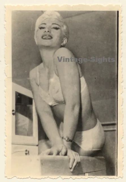 PRETTY BLONDE NUDE Pin Up Model Sitting 2nd Gen Photo 1950s EUR 15 00 PicClick FR