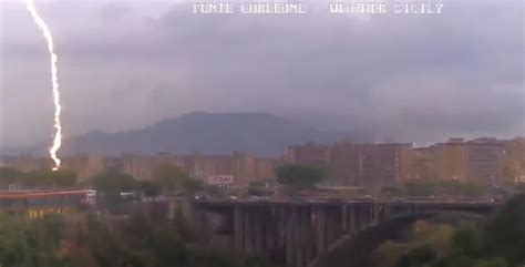 Maltempo A Palermo Fulmine Colpisce In Pieno Ponte Corleone Video