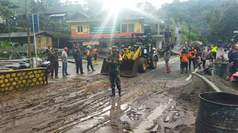 Foto Diterjang Tanah Longsor Jalur Malang Kediri Dan Malang Blitar