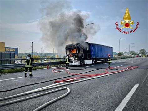 Tir Prende Fuoco In Tangenziale Torino Notizie Ansa It