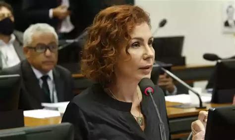 Carla Zambelli pede ajuda para pagar condenações e processos