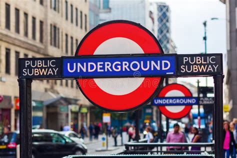 Logo Di Una Stazione Della Metropolitana A Londra Regno Unito