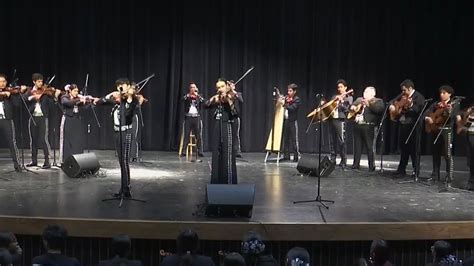 UT S Mariachi Paredes Plays For Lake View Lincoln Mariachi Students