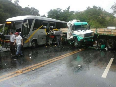 G1 Acidente Grave Deixa Mortos Feridos E Interdita Br 040 Na Zona