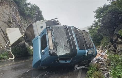 Oliveira Dos Brejinhos Ba Carreta Tomba Na Br Na Serra Da