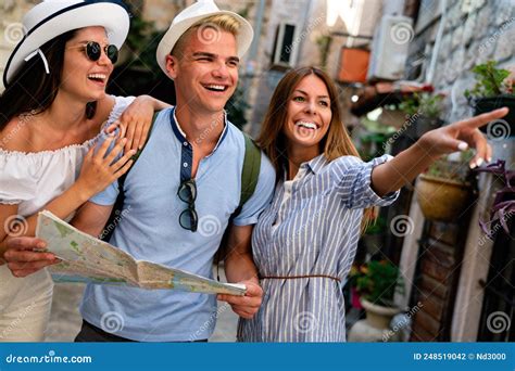 Gruppe Von Freunden Tourist Mit Karte In Der Altstadt Auf Urlaub