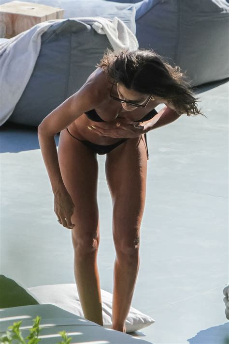 Izabel Goulart Skinny Sexy MILF 24 Photos The Fappening