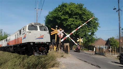 Railroad Crossing Indonesia Kereta Api Pasar Porong Sidoarjo Terbaru