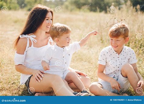 Madre Con Dos Hijos Imagen De Archivo Imagen De Afecto