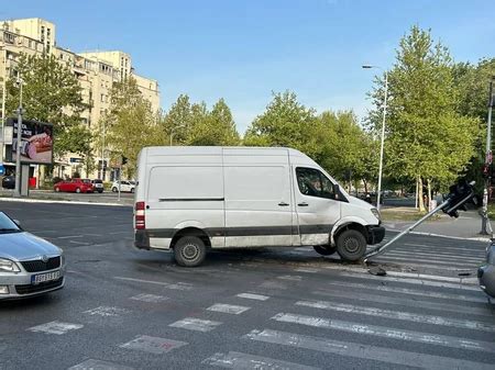 Nesre A Na Novom Beogradu Sudarili Se Kombi I Automobil Blic