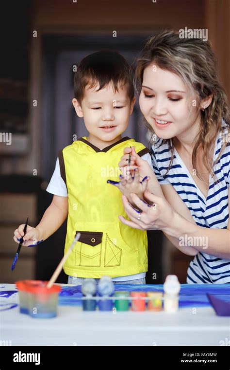 Hôtesse de l enfance un petit Garçon jouant avec sa mère dessine