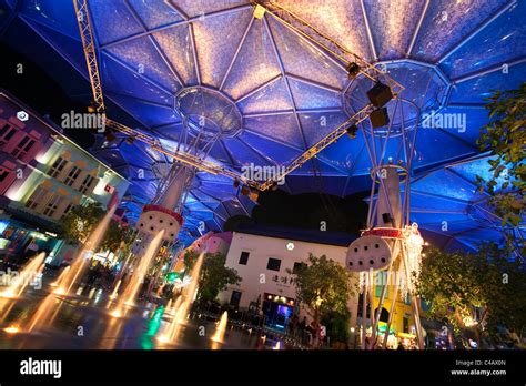 Singapore, Singapore, Clarke Quay. Colourful nightlife at the bar and ...